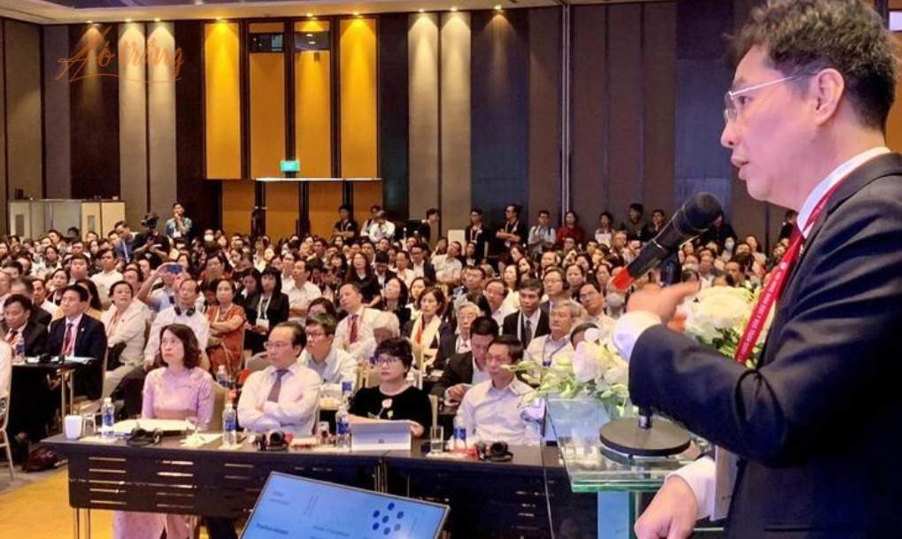 GS.TS Trần Diệp Tuấn trình bày "Tầm nhìn chung để phát triển lượng giá trong giáo dục y học tại Việt Nam song hành với thế giới trong 5 năm tới" tại hội nghị - Ảnh: TRẦN HUỲNH GS.TS Trần Diệp Tuấn trình bày "Tầm nhìn chung để phát triển lượng giá trong giáo dục y học tại Việt Nam song hành với thế giới trong 5 năm tới" tại hội nghị - Ảnh: TRẦN HUỲNH