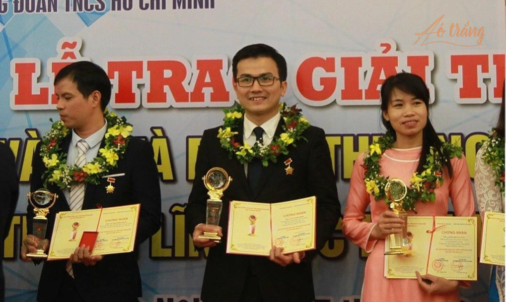 PGS Trần Xuân Bách nhận giải thưởng Quả cầu vàng PGS Trần Xuân Bách nhận giải thưởng Quả cầu vàng