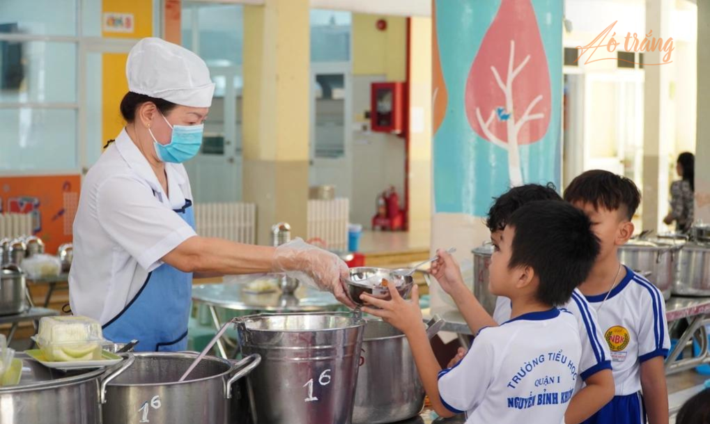 Học sinh tiểu học tại TPHCM ăn bán trú tại trường Học sinh tiểu học tại TPHCM ăn bán trú tại trường
