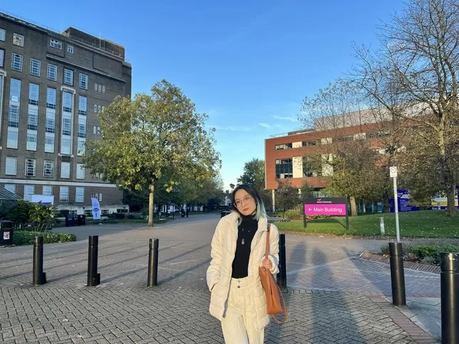 Nguyễn Huyền My - giải Nhất IELTS Prize 2023 cho biết: Chương trình học thạc sĩ của Huyền My sẽ giúp cô phát triển nền tảng cá nhân hóa cung cấp cho người học nguồn tài nguyên bằng tiếng Anh. Nguyễn Huyền My - giải Nhất IELTS Prize 2023 cho biết: Chương trình học thạc sĩ của Huyền My sẽ giúp cô phát triển nền tảng cá nhân hóa cung cấp cho người học nguồn tài nguyên bằng tiếng Anh.