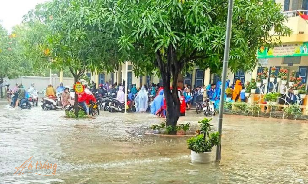 Phụ huynh đến Trường tiểu học Thạch Kim (Lộc Hà) đón con về sau khi nhận được thông báo trường cho học sinh nghỉ học Phụ huynh đến Trường tiểu học Thạch Kim (Lộc Hà) đón con về sau khi nhận được thông báo trường cho học sinh nghỉ học