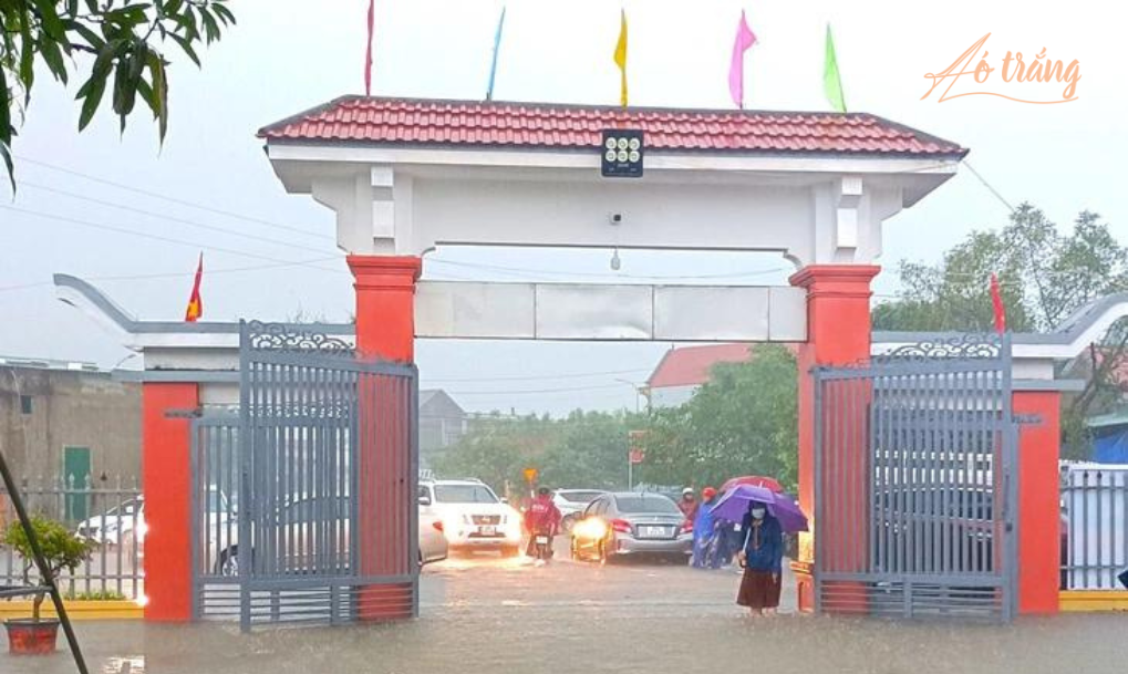 Mưa lớn kéo dài khiến sân trường THCS Mỹ Châu (huyện Lộc Hà) ngập sâu Mưa lớn kéo dài khiến sân trường THCS Mỹ Châu (huyện Lộc Hà) ngập sâu