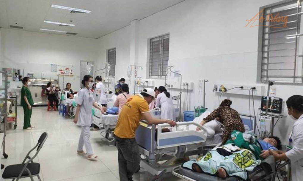 Hơn 50 học sinh hai trường tiểu học phải nhập viện cấp cứu sau khi ăn trưa tại trường Hơn 50 học sinh hai trường tiểu học phải nhập viện cấp cứu sau khi ăn trưa tại trường