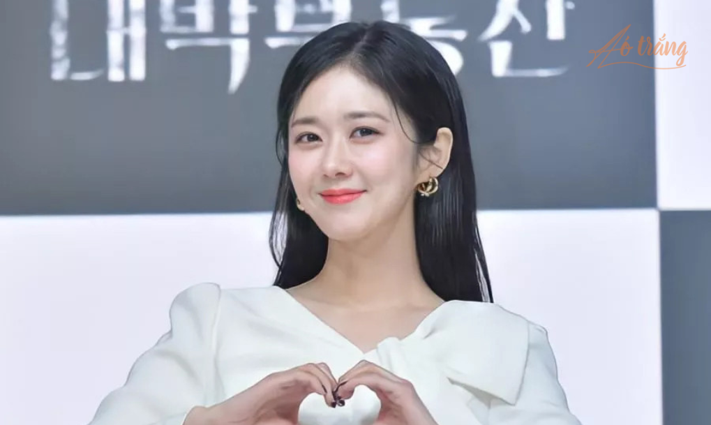 Jang Nara quay trở lại Kbiz sau khi bị tẩy chay ở Trung Quốc. Tuy có vài tác phẩm làm nên tiếng vang và giúp cô được chú ý trở lại, nữ diễn viên vẫn không thể lấy lại vị thế đỉnh cao như xưa Jang Nara quay trở lại Kbiz sau khi bị tẩy chay ở Trung Quốc. Tuy có vài tác phẩm làm nên tiếng vang và giúp cô được chú ý trở lại, nữ diễn viên vẫn không thể lấy lại vị thế đỉnh cao như xưa