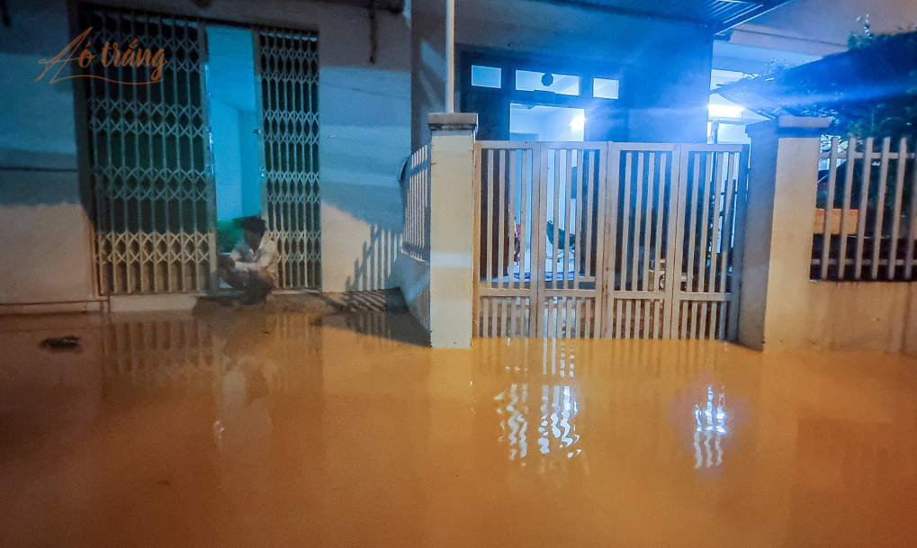 Đến 19 giờ ngày 16/1, nước lũ tiếp tục tràn vào khu dân cư, người dân Nha Trang chịu cảnh lũ chồng lũ. Đến 19 giờ ngày 16/1, nước lũ tiếp tục tràn vào khu dân cư, người dân Nha Trang chịu cảnh lũ chồng lũ.