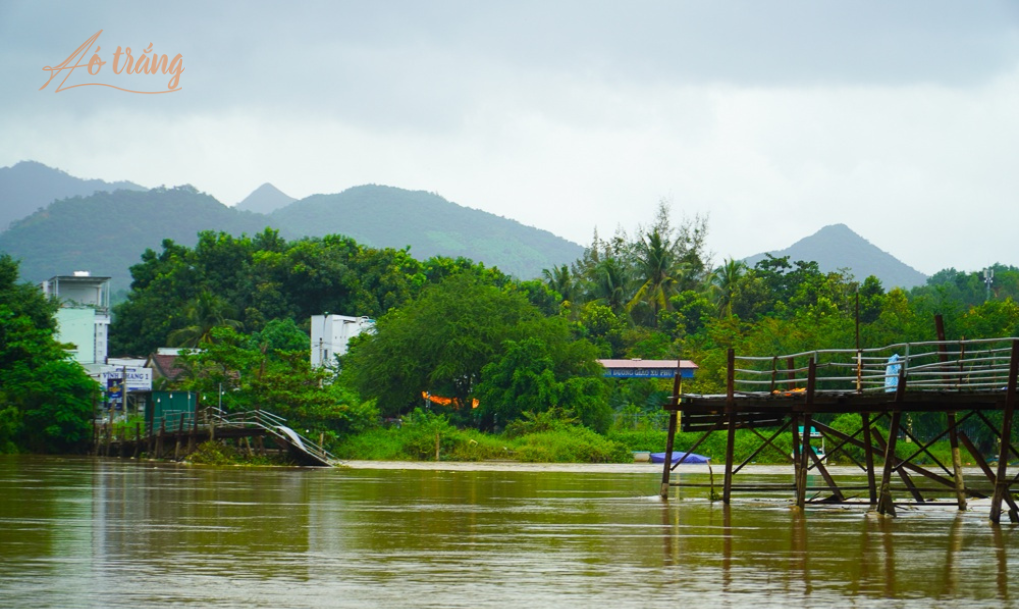 Cầu gỗ Phú Kiểng (xã Vĩnh Ngọc, TP Nha Trang) bị lũ cuốn trôi. Cầu gỗ Phú Kiểng (xã Vĩnh Ngọc, TP Nha Trang) bị lũ cuốn trôi.