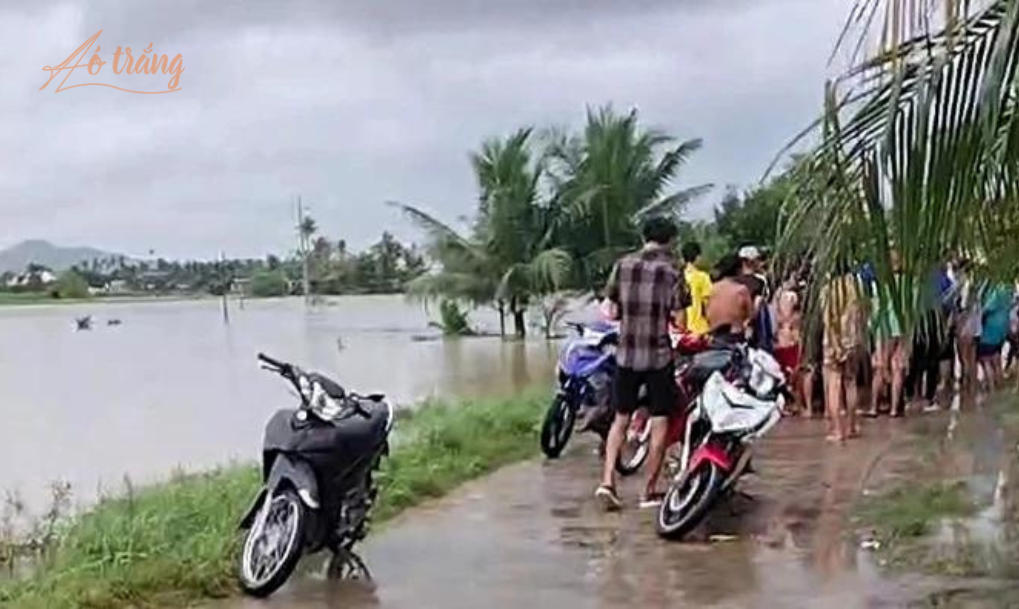 Mưa lũ, nước mương dâng cao khiến nam sinh lớp 5 tử vong khi rơi xuống ở Khánh Hoà Mưa lũ, nước mương dâng cao khiến nam sinh lớp 5 tử vong khi rơi xuống ở Khánh Hoà