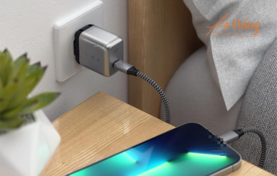 Cắm sạc điện thoại, nữ sinh lớp 11 bị điện giật tử vong thương tâm (Ảnh minh họa). Cắm sạc điện thoại, nữ sinh lớp 11 bị điện giật tử vong thương tâm (Ảnh minh họa).