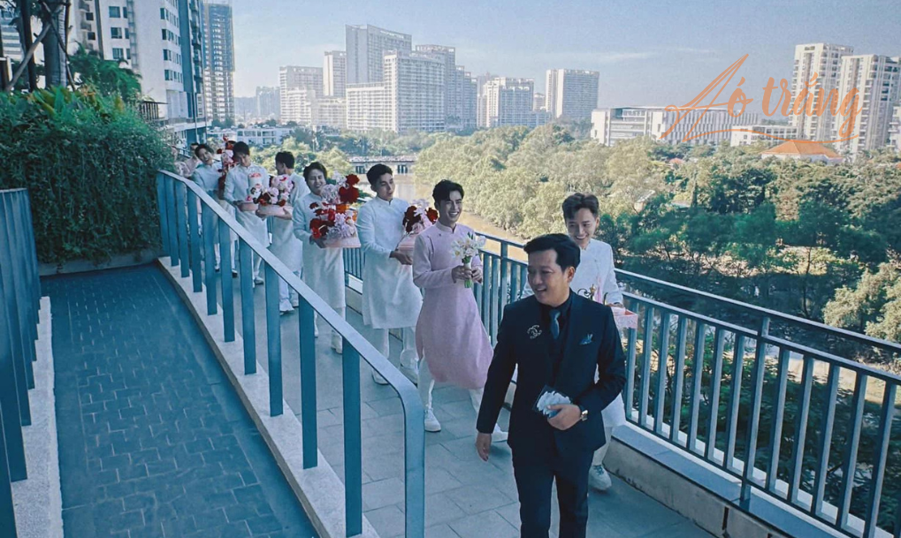 Trường Giang dẫn đầu phái đoàn nhà trai cùng dàn bê tráp xịn sò toàn là bạn bè thân thiết với cô dâu chú rể trong showbiz. Trường Giang dẫn đầu phái đoàn nhà trai cùng dàn bê tráp xịn sò toàn là bạn bè thân thiết với cô dâu chú rể trong showbiz.