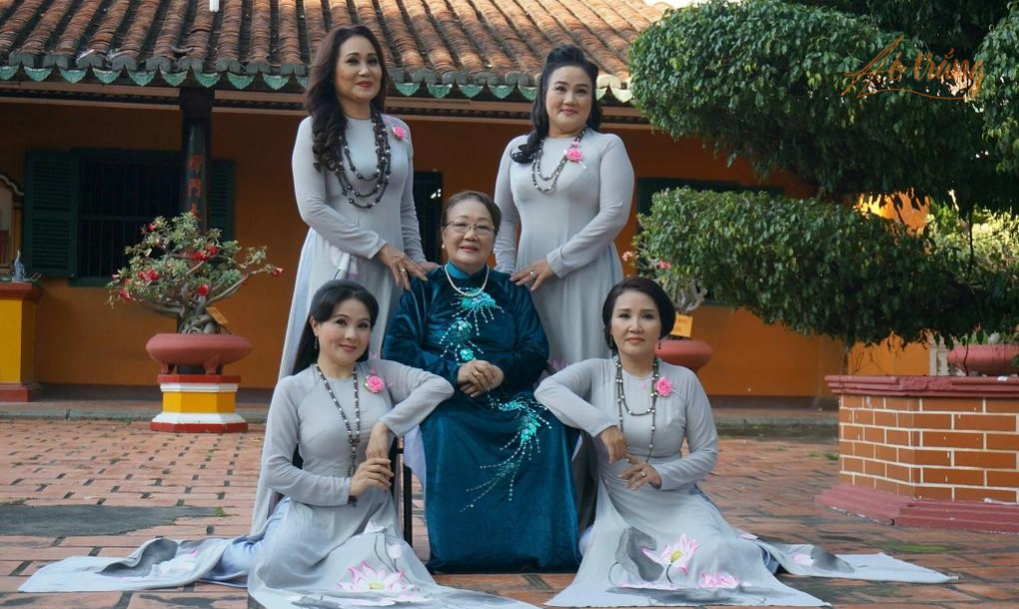 Nghệ sĩ Thanh Hằng (bìa trái, hàng đứng) chụp cùng các em Ngân Quỳnh, Thanh Ngọc, Thanh Ngân Nghệ sĩ Thanh Hằng (bìa trái, hàng đứng) chụp cùng các em Ngân Quỳnh, Thanh Ngọc, Thanh Ngân