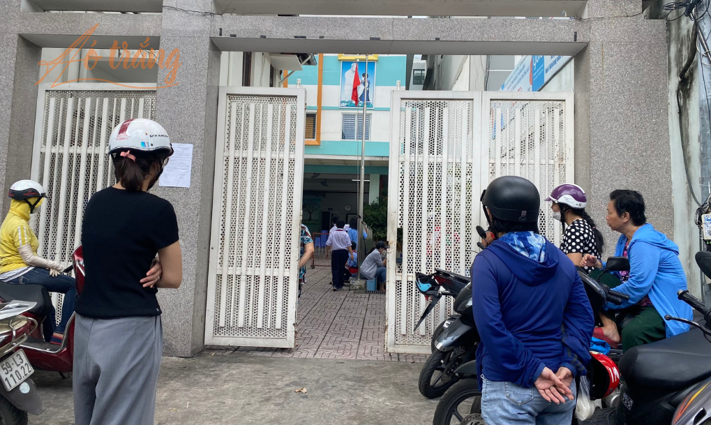 Nhiều phụ huynh làm việc giờ hành chính phải "vắt chân lên cổ" mới có thể đưa đón con không bán trú ở trường. Ảnh: Mỹ Quỳnh Nhiều phụ huynh làm việc giờ hành chính phải "vắt chân lên cổ" mới có thể đưa đón con không bán trú ở trường. Ảnh: Mỹ Quỳnh