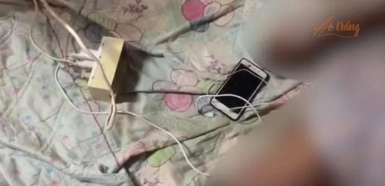 Vòng bạc đeo tay lọt vào ổ điện khi sạc điện thoại, nữ sinh bị điện giật tử vong Vòng bạc đeo tay lọt vào ổ điện khi sạc điện thoại, nữ sinh bị điện giật tử vong