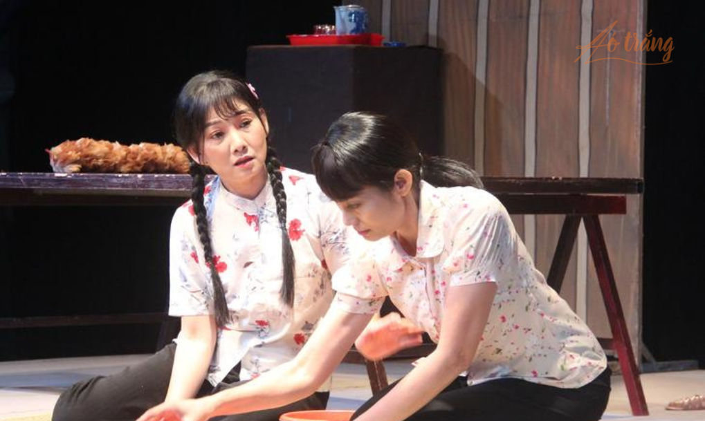 Nghệ sĩ Hạnh Thúy (phải) và Mỹ Uyên trong vở Tình lá diêu bông Nghệ sĩ Hạnh Thúy (phải) và Mỹ Uyên trong vở Tình lá diêu bông