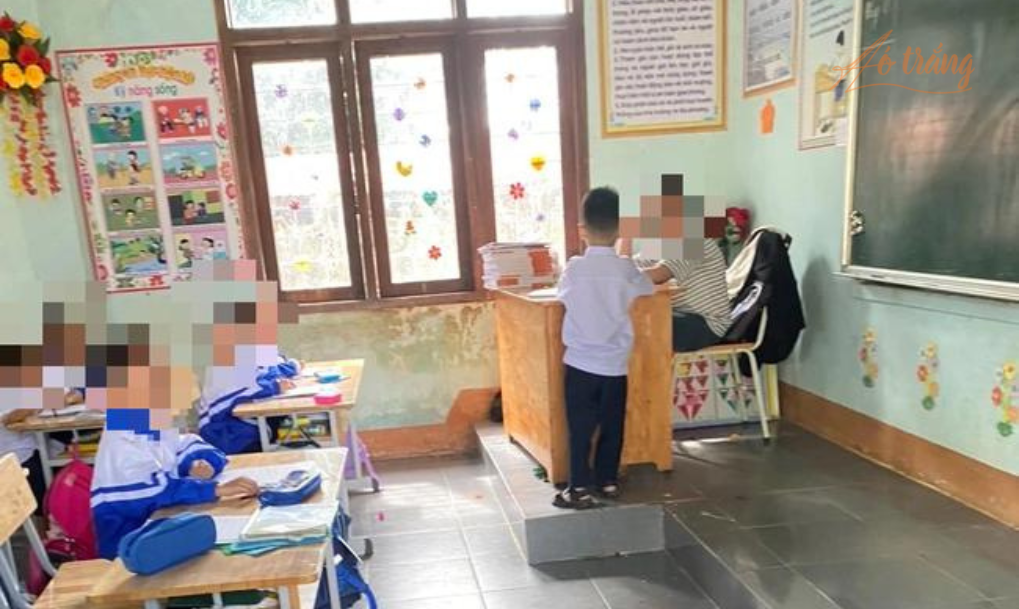 Bức ảnh con gái cô H.T.C (giáo viên chủ nhiệm lớp 1A Trường Tiểu học Lê Hồng Phong) ngồi bàn giáo viên dạy học sinh lớp 1 gây xôn xao trên mạng xã hội. Bức ảnh con gái cô H.T.C (giáo viên chủ nhiệm lớp 1A Trường Tiểu học Lê Hồng Phong) ngồi bàn giáo viên dạy học sinh lớp 1 gây xôn xao trên mạng xã hội.