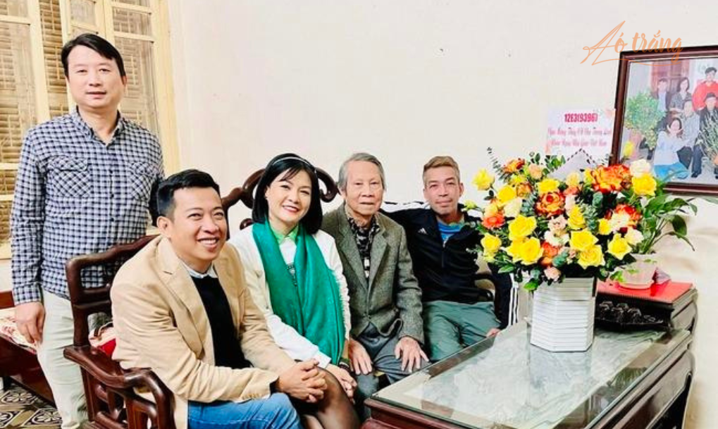 Nhà văn Hoàng Anh Tú tri ân thầy cô. Ảnh: NVCC Nhà văn Hoàng Anh Tú tri ân thầy cô. Ảnh: NVCC