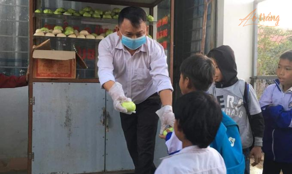 Dự án tủ bánh mì 0 đồng hỗ trợ bữa sáng cho 200 em học sinh của thầy Tùng Dự án tủ bánh mì 0 đồng hỗ trợ bữa sáng cho 200 em học sinh của thầy Tùng