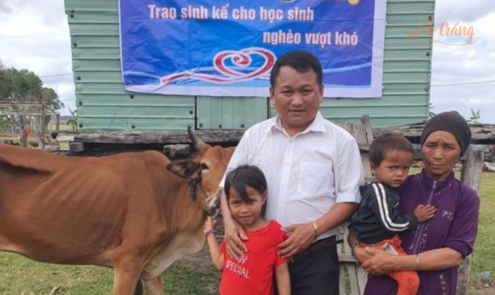 Chính sự hồn nhiên, vô tư và có thể nói là "hoang dã" của những đứa trẻ nơi đây đã khiến thầy Tùng ngày càng thương yêu và muốn gắn bó lâu dài với điểm trường lâu hơn nữa. Chính sự hồn nhiên, vô tư và có thể nói là "hoang dã" của những đứa trẻ nơi đây đã khiến thầy Tùng ngày càng thương yêu và muốn gắn bó lâu dài với điểm trường lâu hơn nữa.