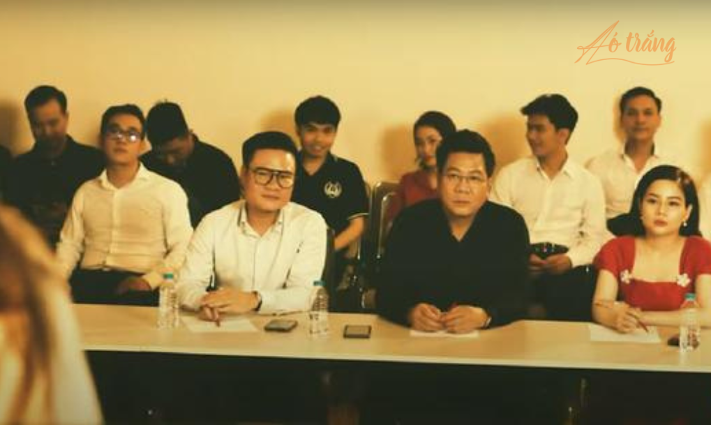 NSND Quốc Hưng cùng các học trò trong MV "Người thầy của tôi" - bài hát mà các học trò dành tặng cho thầy của mình ngày 20/11. NSND Quốc Hưng cùng các học trò trong MV "Người thầy của tôi" - bài hát mà các học trò dành tặng cho thầy của mình ngày 20/11.