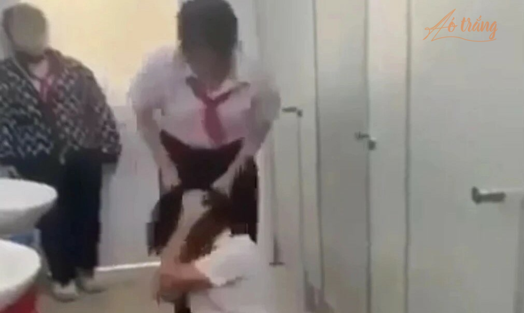 Nữ sinh đá, túm tóc bạn trong nhà vệ sinh. Ảnh: Chụp màn hình Nữ sinh đá, túm tóc bạn trong nhà vệ sinh. Ảnh: Chụp màn hình