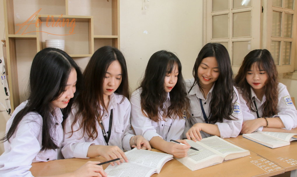Trường THPT chuyên Nguyễn Huệ đào tạo theo 2 mô hình: hệ chuyên và hệ song bằng. Trường THPT chuyên Nguyễn Huệ đào tạo theo 2 mô hình: hệ chuyên và hệ song bằng.