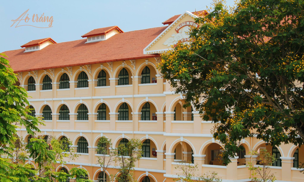 Trường ngày nay đã được xây dựng hiện đại, tuy nhiên nét cổ kính, mộng mơ của lịch sử hơn 140 năm vẫn bao trùm lên khắp ngôi trường. Trường ngày nay đã được xây dựng hiện đại, tuy nhiên nét cổ kính, mộng mơ của lịch sử hơn 140 năm vẫn bao trùm lên khắp ngôi trường.