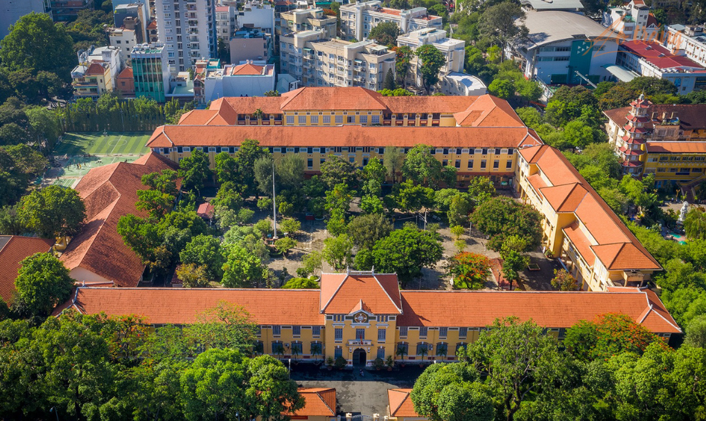 Ngôi trường được bao bọc bởi 4 giao lộ lớn là Điện Biên Phủ - Bà Huyện Thanh Quan - Trương Định - Ngô Thời Nhiệm. Ngôi trường được bao bọc bởi 4 giao lộ lớn là Điện Biên Phủ - Bà Huyện Thanh Quan - Trương Định - Ngô Thời Nhiệm.