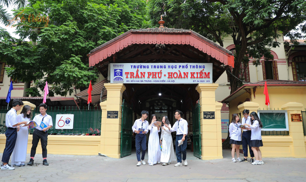 Trường THPT Trần Phú – Hoàn Kiếm là một trong những trường trung học phổ thông công lập hệ không chuyên nổi tiếng của Thủ đô Hà Nội. Trường THPT Trần Phú – Hoàn Kiếm là một trong những trường trung học phổ thông công lập hệ không chuyên nổi tiếng của Thủ đô Hà Nội.