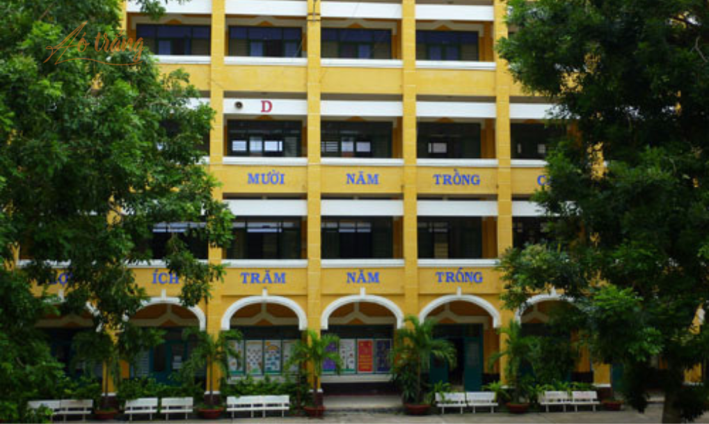 Bao nhiêu thế hệ học sinh tài năng đã trưởng thành từ ngôi trường cổ kính này. Bao nhiêu thế hệ học sinh tài năng đã trưởng thành từ ngôi trường cổ kính này.