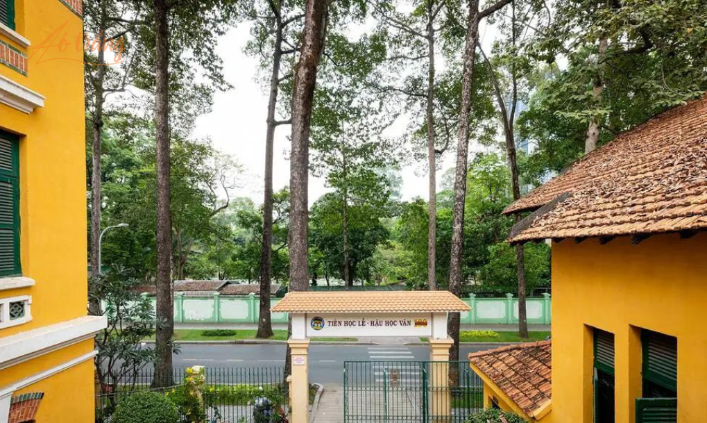 Trường toạ lạc trên đường Nguyễn Bỉnh Khiêm, đối diện với Thảo Cầm Viên Trường toạ lạc trên đường Nguyễn Bỉnh Khiêm, đối diện với Thảo Cầm Viên