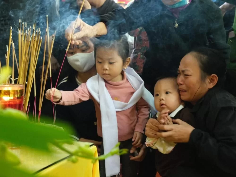Hai người con của Đại úy Trần Trung Hiếu được đỡ đầu đến năm 18 tuổi. Hai người con của Đại úy Trần Trung Hiếu được đỡ đầu đến năm 18 tuổi..