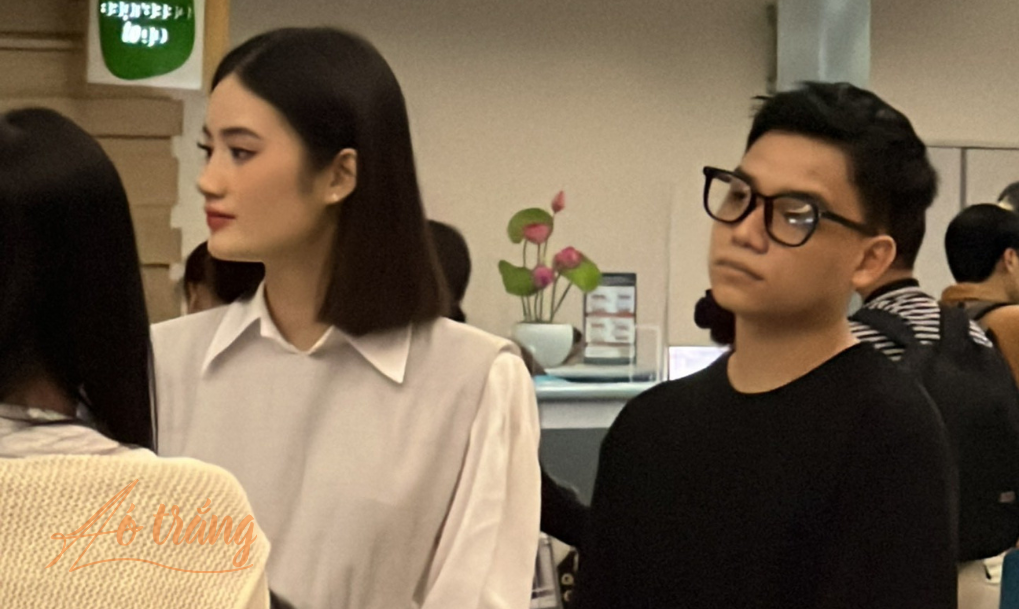 Ý Nhi và bạn trai tại sân bay Tân Sơn Nhất. Ý Nhi và bạn trai tại sân bay Tân Sơn Nhất.