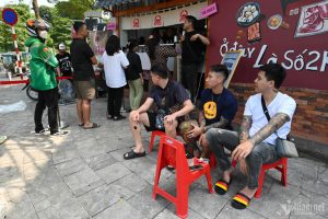 Bất chấp nắng nóng, hàng chục người đứng xếp hàng chờ đến lượt mua cà phê muối tại Hà Nội hồi tháng 5/2023 