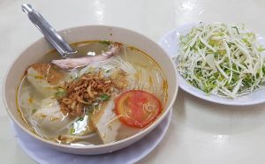 Bún sứa Nha Trang có màu đơn điệu nhưng đậm đà hương vị hải sản.
