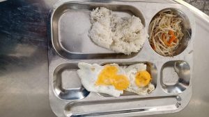 Một suất ăn bán trú bị tố "lèo lèo" thức ăn tại Trường trung học phổ thông Thanh Đa bị phụ huynh phản ánh 