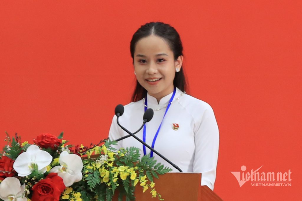 Quỳnh đại diện thế hệ trẻ Việt Nam phát biểu cảm tưởng về tình hữu nghị giữa nhân dân hai nước Việt – Trung thuộc khuôn khổ chuyến thăm Việt Nam của Chủ tịch Trung Quốc Tập Cận Bình.