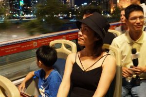 Chị Đặng Hà Mi trải nghiệm tour đêm bằng xe buýt 2 tầng mui trần cùng con trai