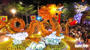 Linh vật rồng mang chủ đề "Tọa sơn hướng hải" được đặt tại vị trí trung tâm Đường hoa xuân Giáp Thìn 2024 ở TP Tuy Hòa (Phú Yên)
