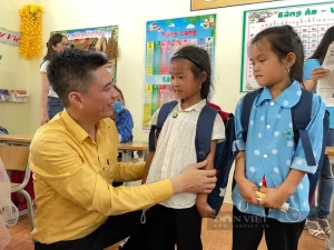 Học sinh Trường PTDTBT Tiểu học Cốc Rế (xã Cốc Rế, huyện Xín Mần, Hà Giang) nhận cặp sách mới