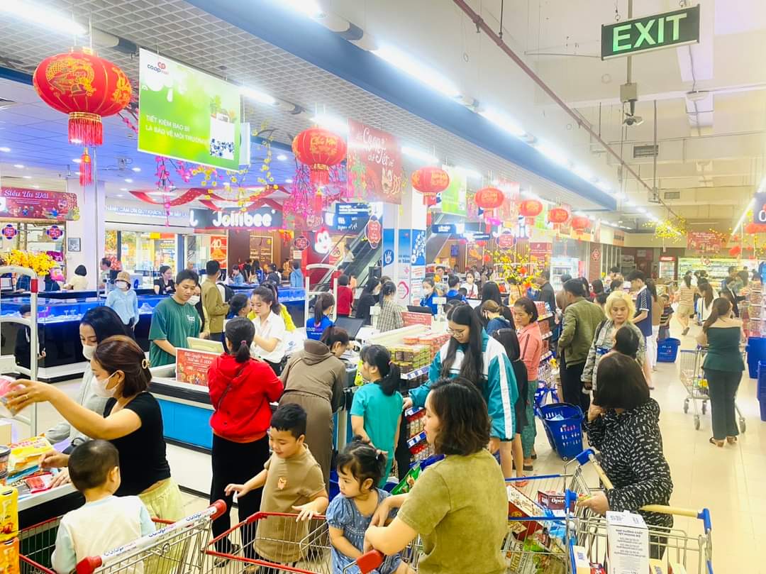 Co.opmart Đông Hà (Quảng Trị) là điểm tham quan mua sắm của người dân