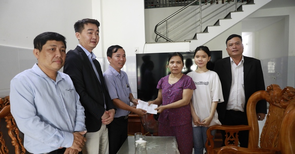 Trường ĐH Duy Tân trao học bổng toàn phần trị giá 120 triệu đồng cho con gái cựu binh Gạc Ma Dương Văn Dũng.
