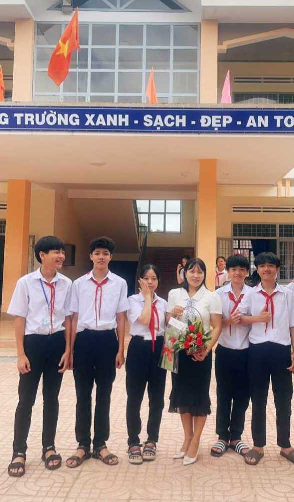 5 học sinh đoạt giải học sinh giỏi cấp tỉnh chụp hình cùng cô Lê Thị Tây Thi