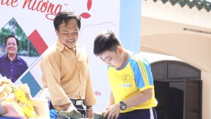Tác giả  Trần Minh Thương ký tặng sách cho một đọc giả nhỏ tuổi