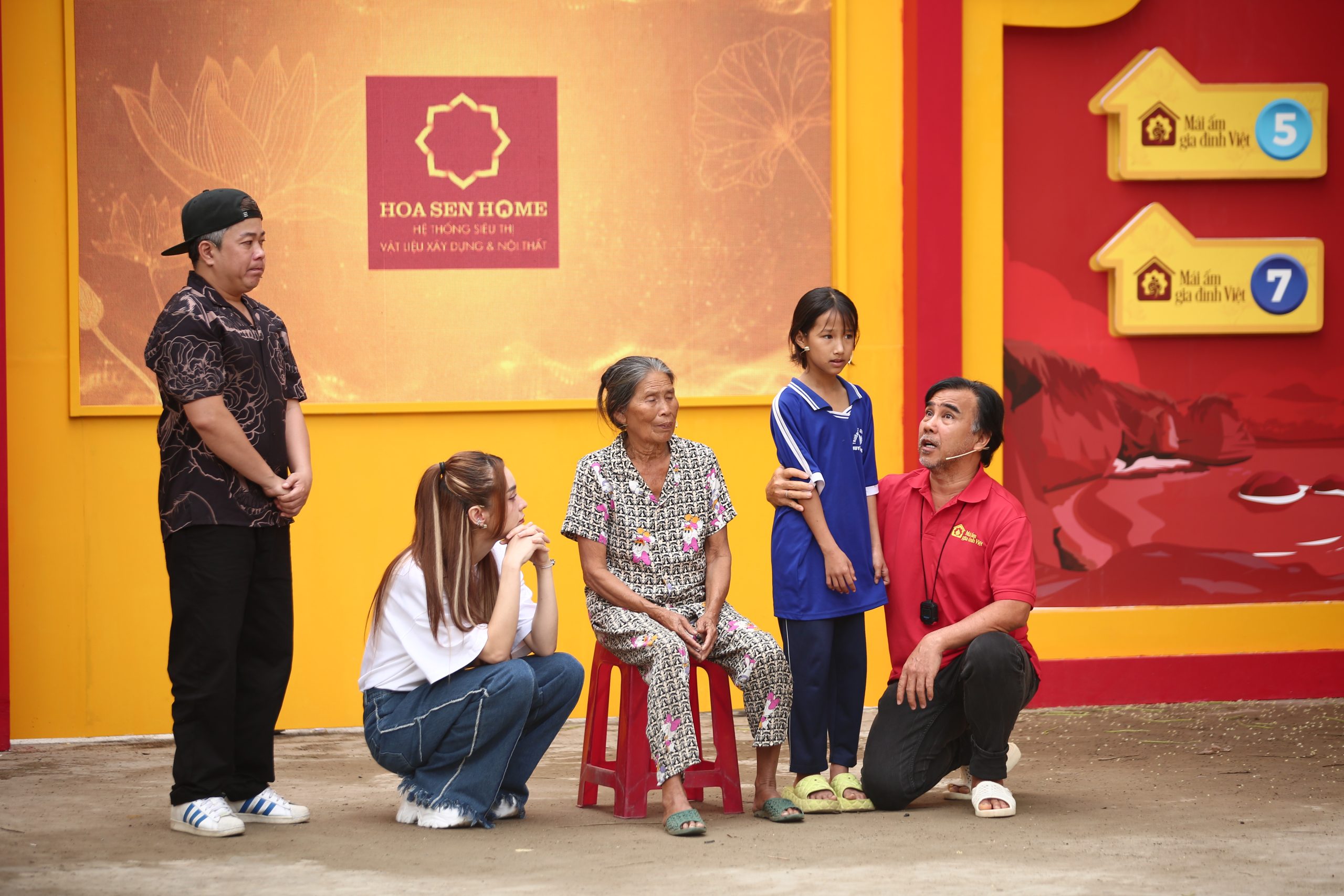 Em Đặng Thị Hồng Hoa và bà ngoại xúc động khi nhận được món quà giá trị, ý nghĩa đến từ chương trình “Mái ấm gia đình Việt”.