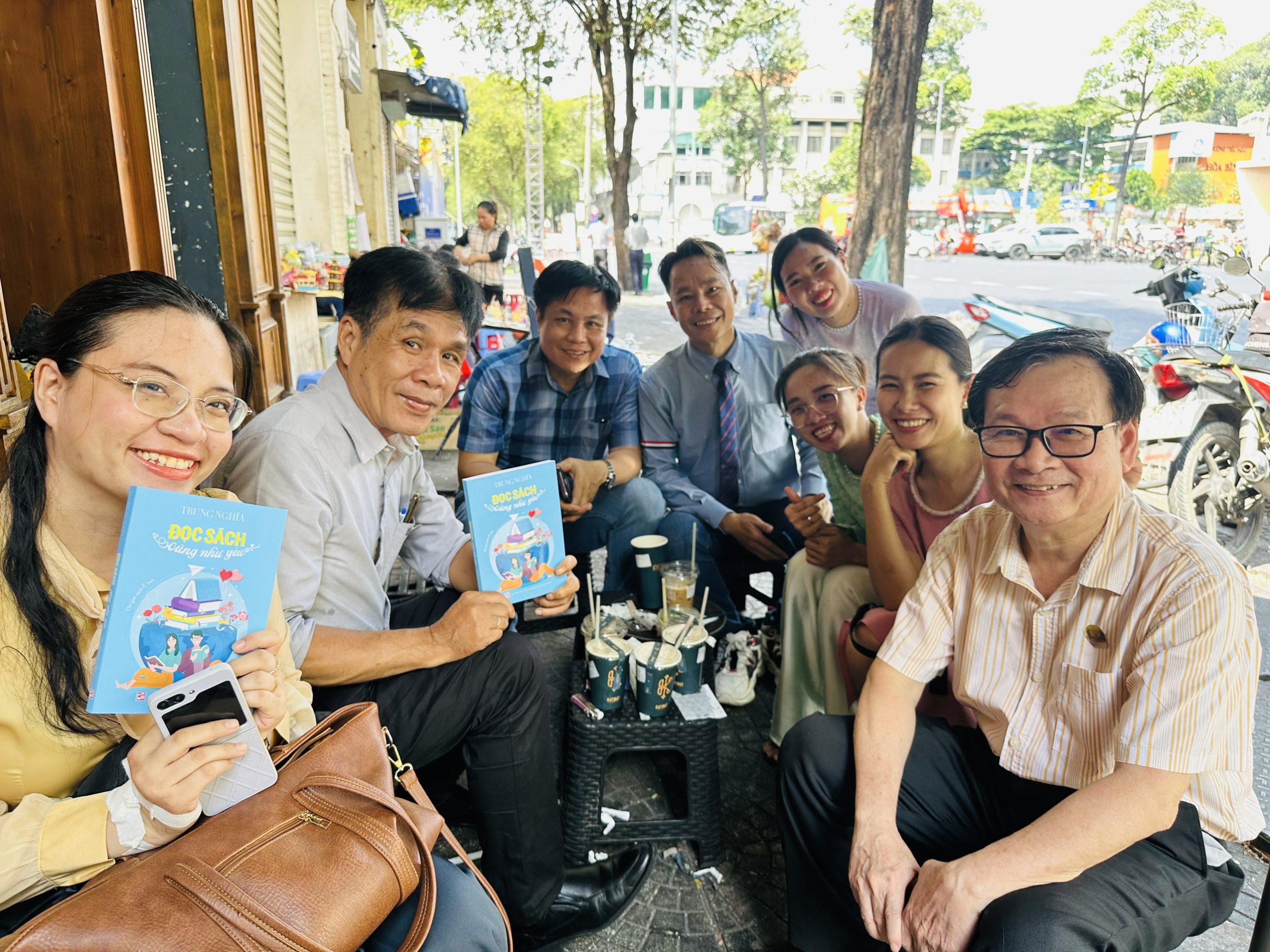 Nhà Văn Nguyễn Nhật Ánh ( phải ảnh) cùng các đồng nghiệp chúc mừng tác giả Trung Nghĩa 