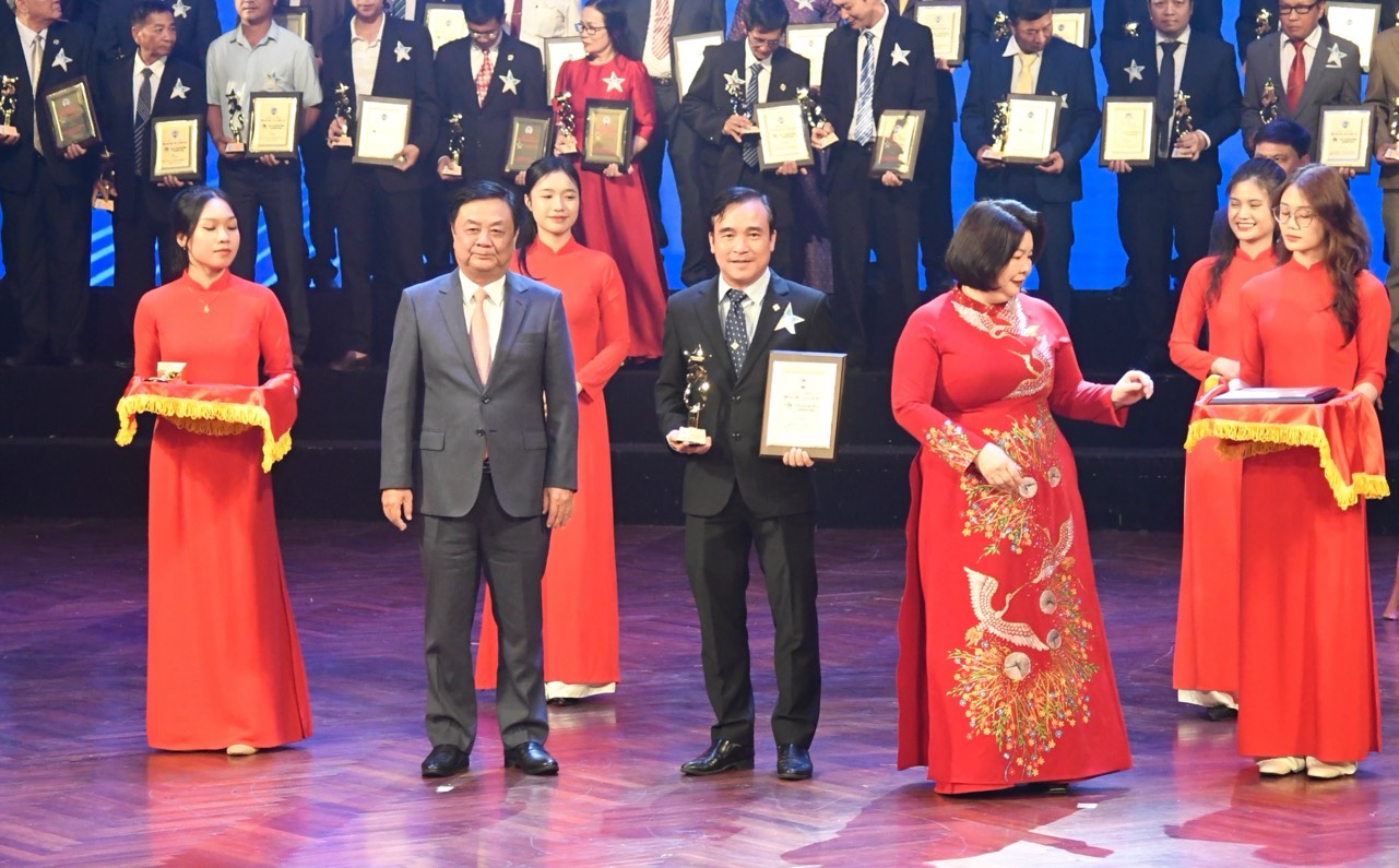 Ông Nguyễn Ngọc Thắng - Giám đối khối vận hành hoạt động Co.opmart - thay mặt đơn vị nhận giải thưởng Ngôi sao HTX VN