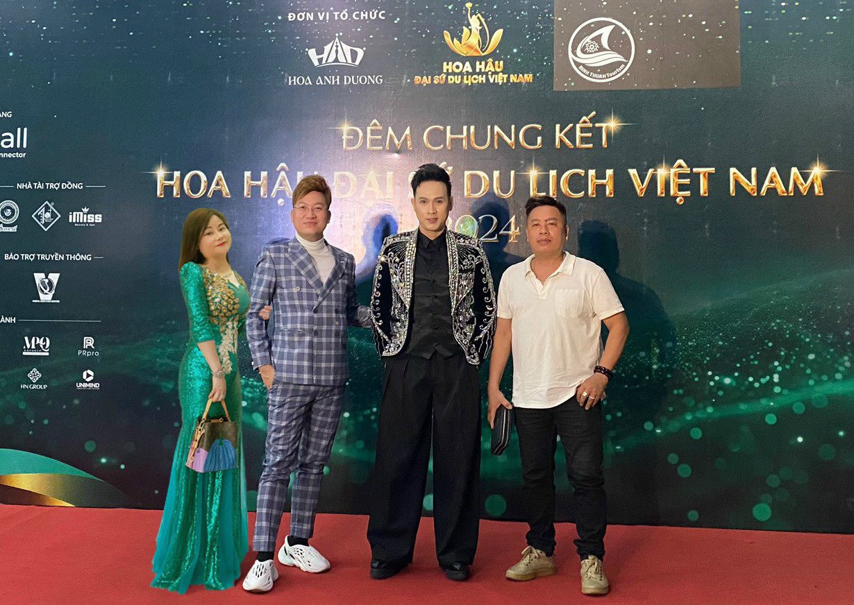 Từ trái qua: Ms Thái Thảo phụ trách truyền thông cuộc thi, BGK Ca nhạc sỹ Sỹ Luân, Nguyên Vũ và nhà tài trợ - Hải Lành Bến Xưa 