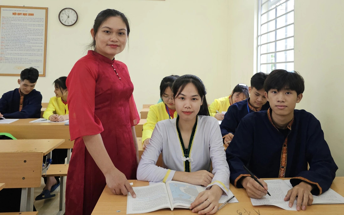 Cô Nguyễn Thị Ngọc Ánh (bìa trái) và học trò.