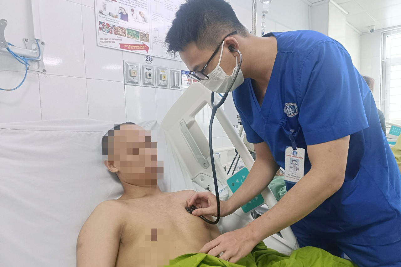 Thầy thuốc khám cho nam bệnh nhân sau khi được rút máy thở. Ảnh: BVCC