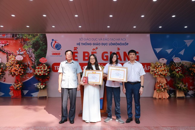 Hoàng Hà Uyên, lớp 12D và em Nguyễn Minh Châu, lớp 9A1 là hai học sinh tiêu biểu được nhà trường tặng thưởng 3 chỉ vàng