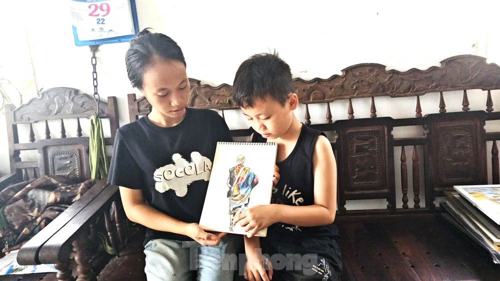 Bé trai 10 tuổi vẽ tranh sư Thích Minh Tuệ thu hút triệu view